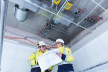 Baustellenbegehung: Andreas Frey und Wiebke Lüke prüfen die Gaszuleitungen in einem von insgesamt sechs Laborräumen.